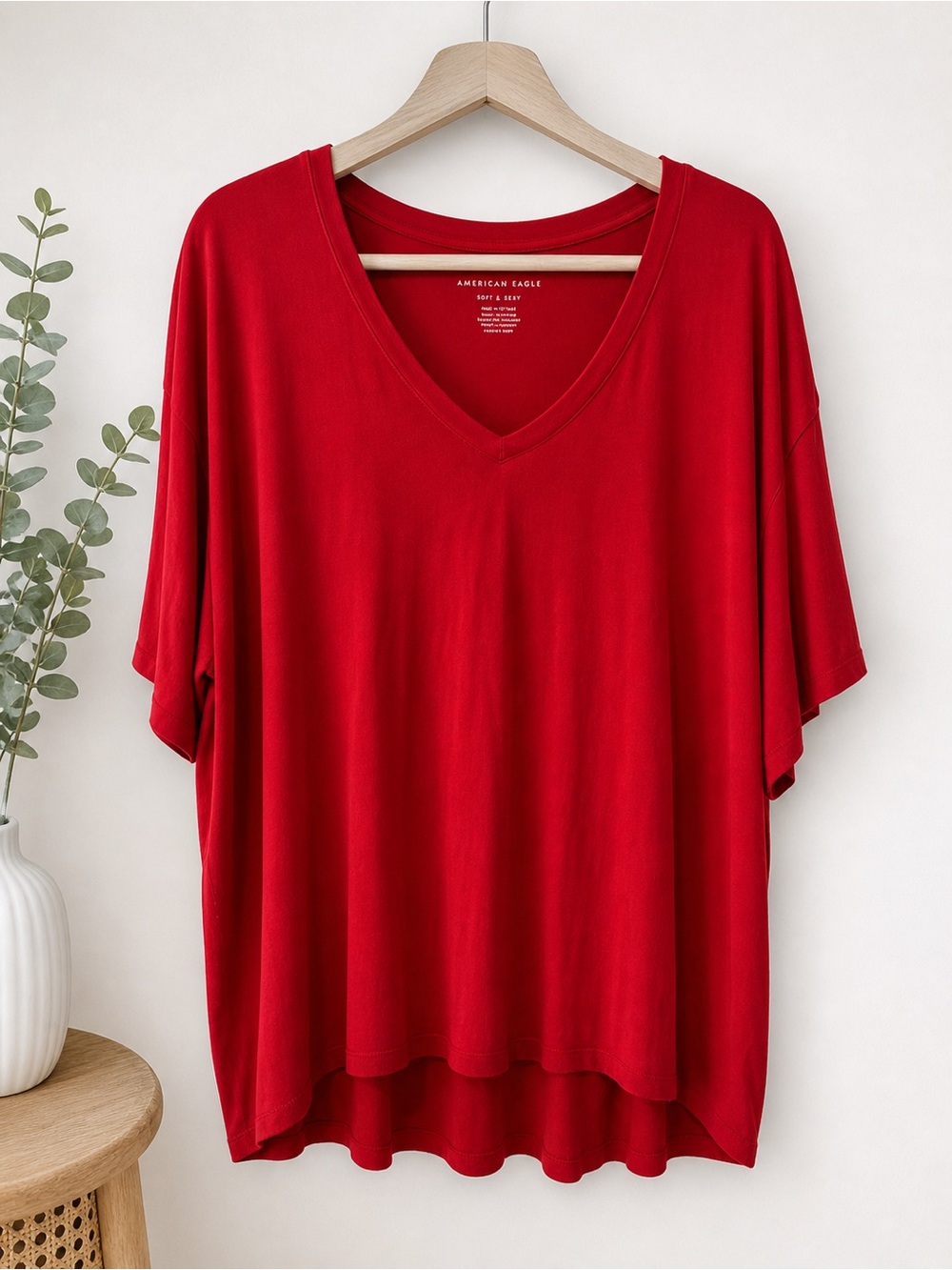 American Eagle Outfitters Red Short Sleeve V-Neck Tee